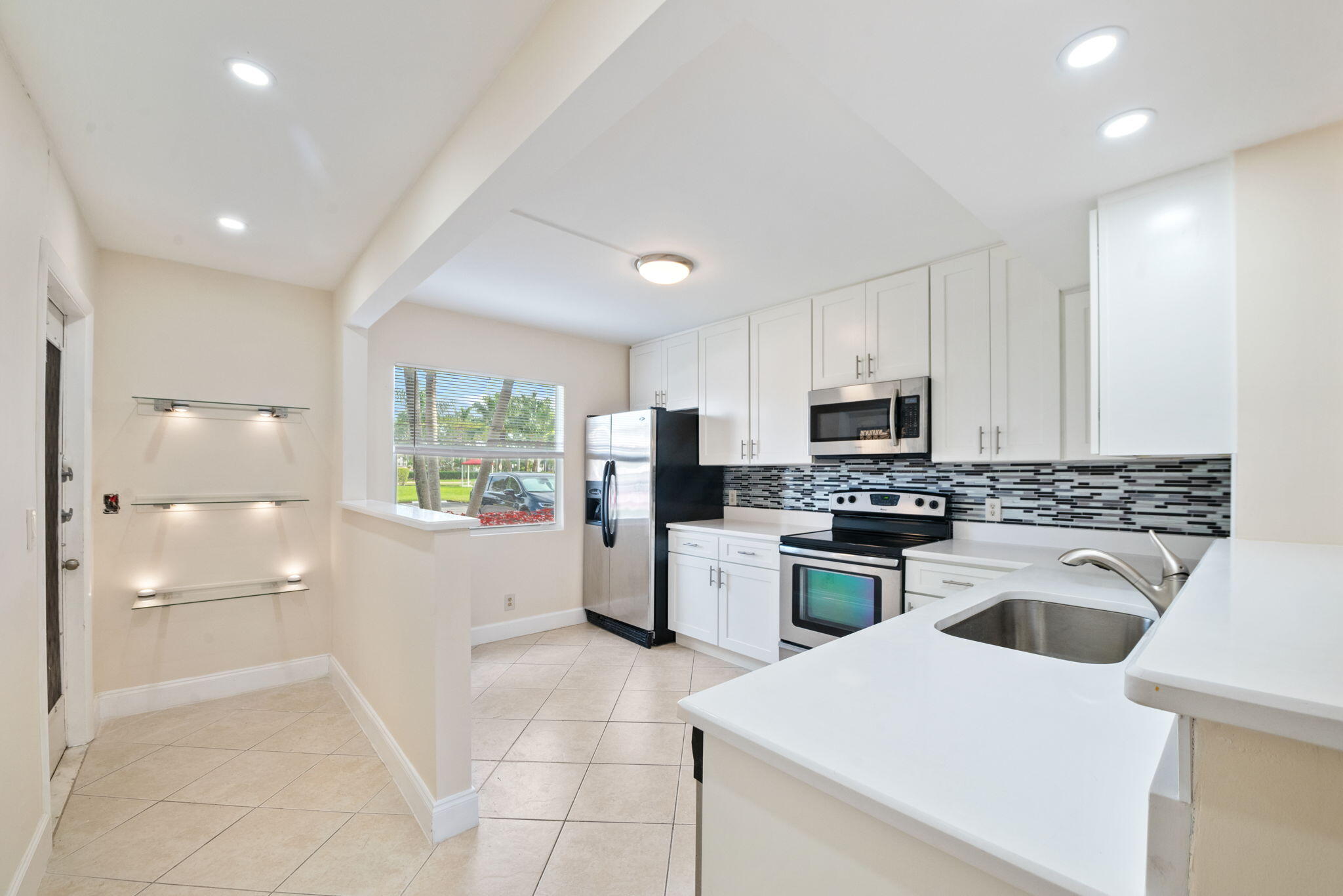 1090 Guildford E 1090, Boca Raton, FL 33434 — photo 1